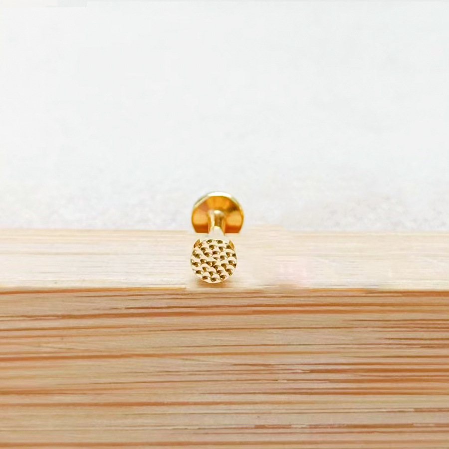 Clou d'oreille/de cartilage en alliage de titane F136, orné d'une fleur en zircon gravée, pour piercing lèvre ou oreille (filetage 0,9 mm). Vente en gros._voghion.com