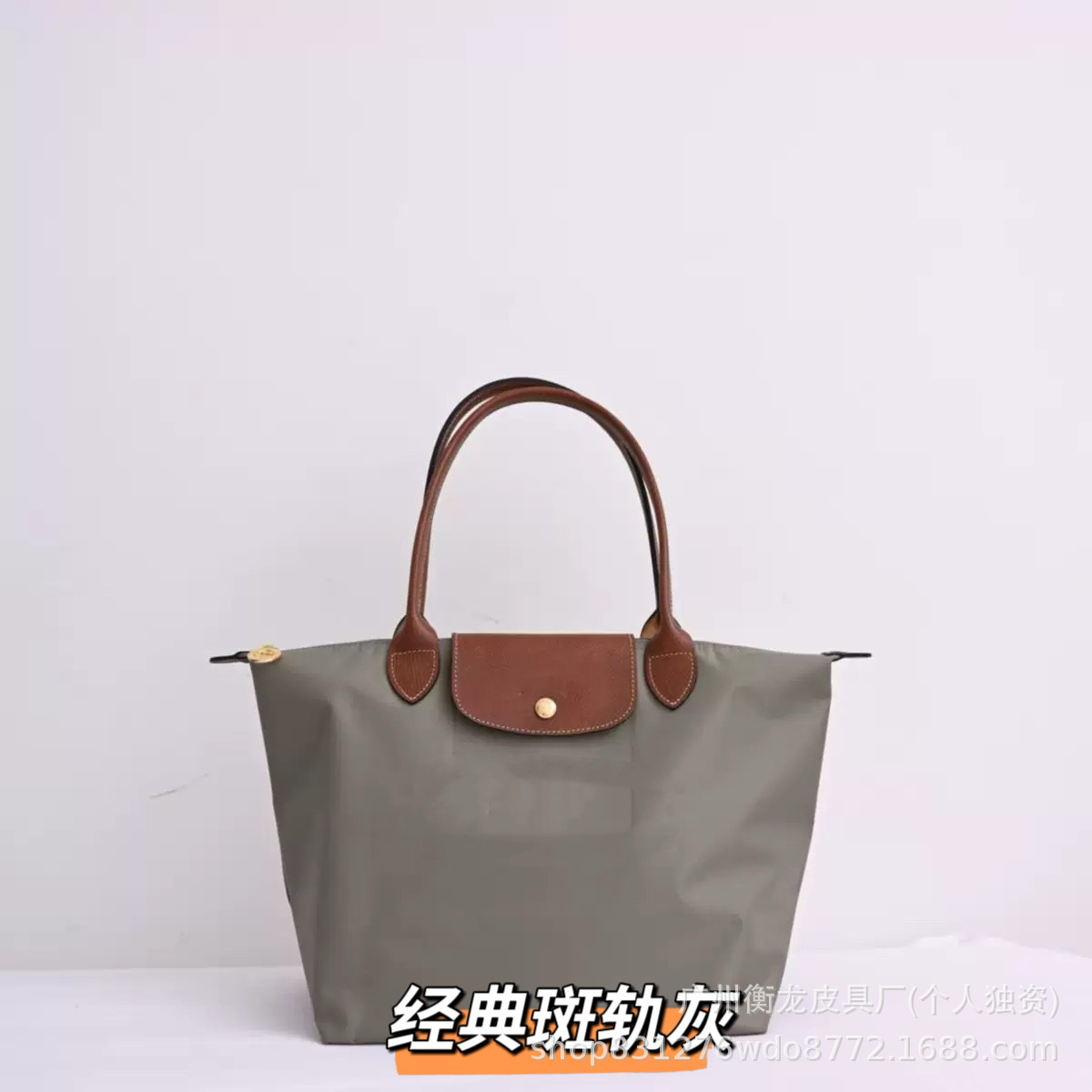 フランスの竜は高く上げてナイロンのカバンを包んで、女性のカバンの長い柄はギョーザの包みを持って折り畳みます。