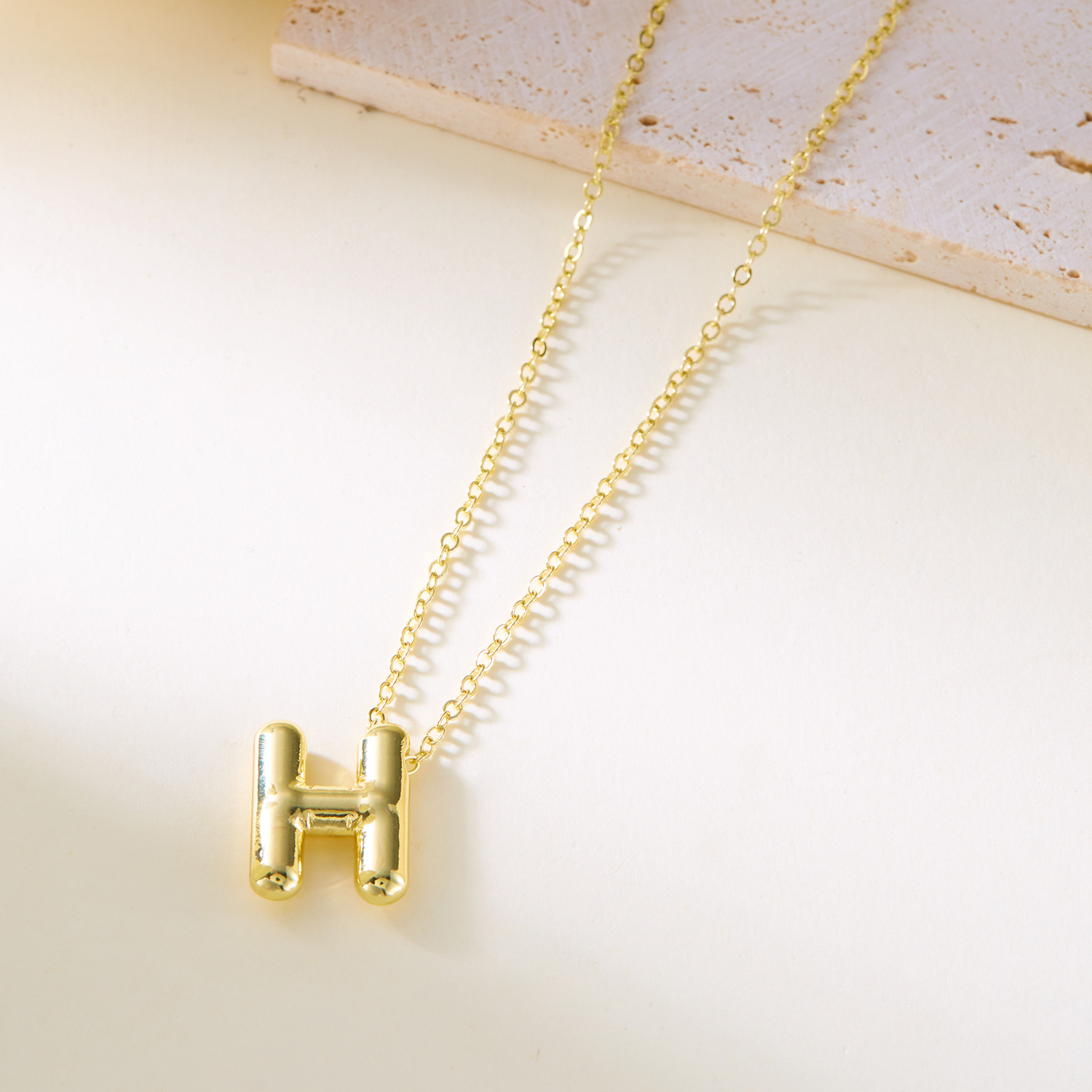 Collier avec pendentif lettre initiale style ballon original_voghion.com