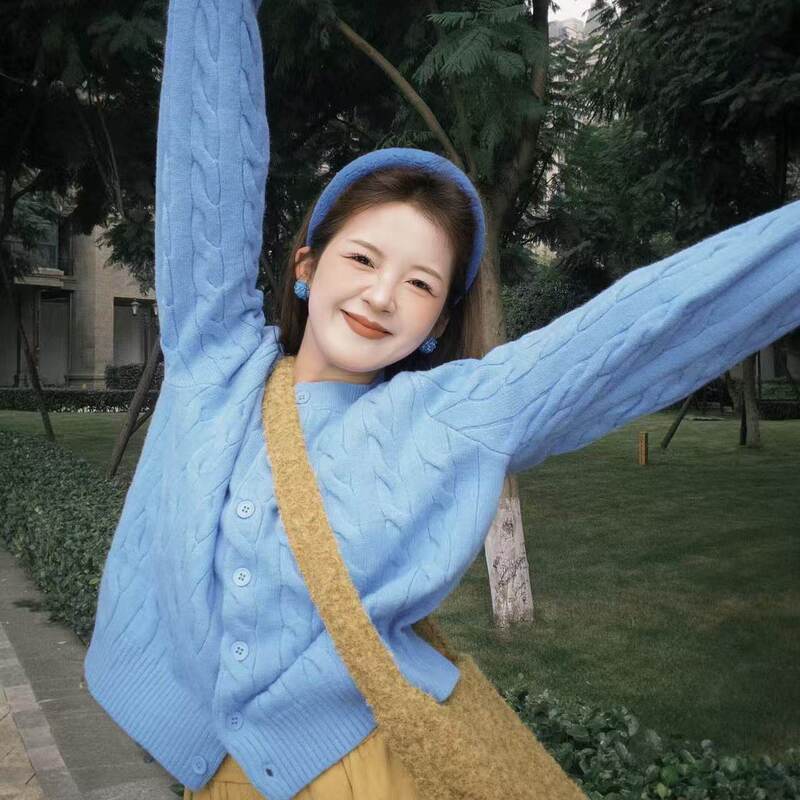Dopamine blue twisted design autumn and winter round neck knitted cardigan for women, flattering and versatile slim-fit sweater coat