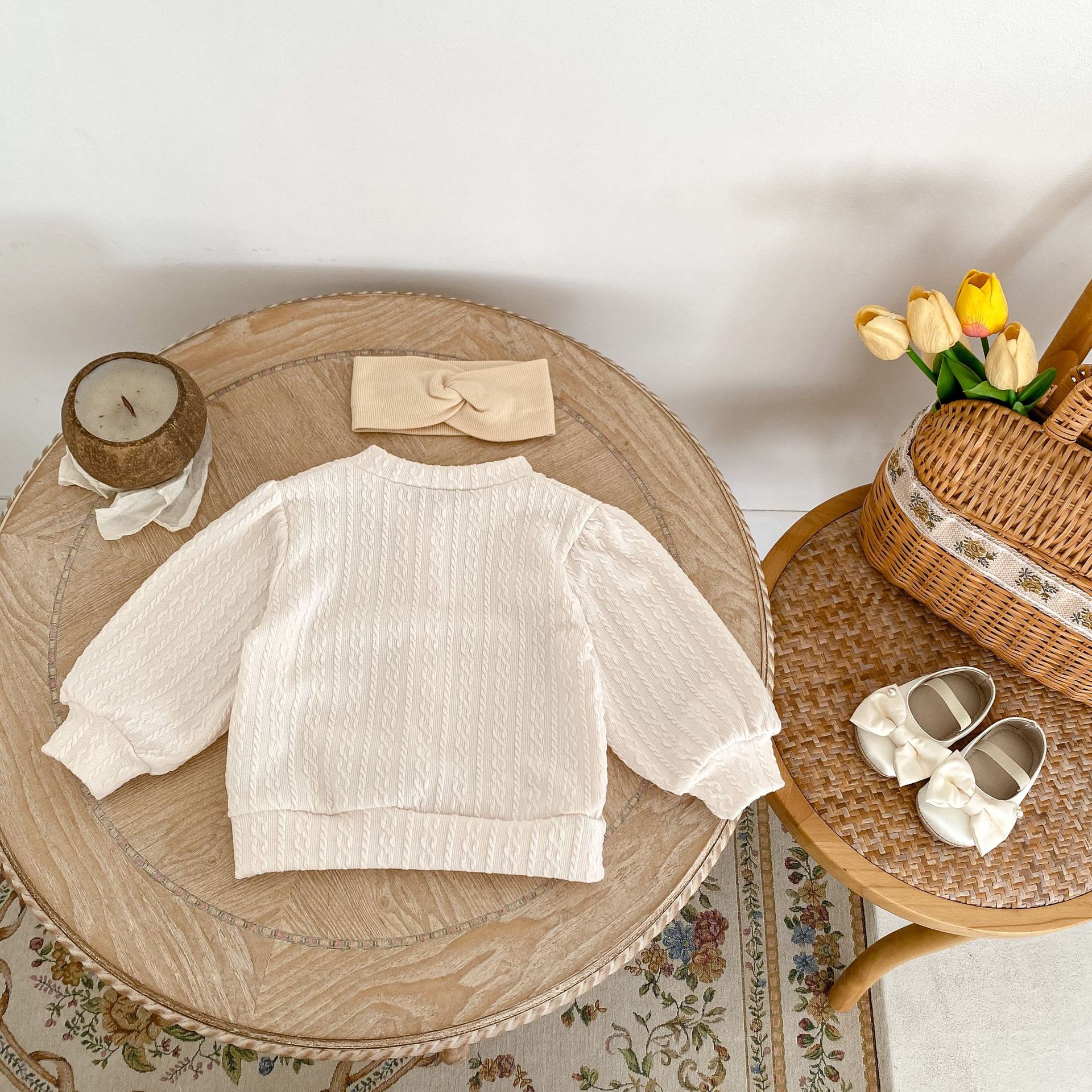 Jesenski set od tri dijela za djevojčice 2024. s čipkastom majicom s ovratnikom, mrežastim hlačama i jednobojnim žakard kaputom, Taken_voghion.com