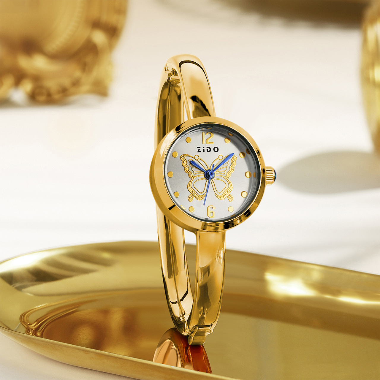 Reloj elegante para mujer con esfera ovalada y diamantes_voghion.com