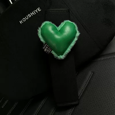 for All Seasons, Summer Heart — Sürətlər qutusu və əl tormozu başlıqları - green-shiny-heart-black-shoulder-pad-1