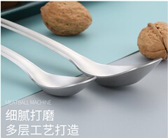 1つのステンレスの元宝のスプーンは厚くて長い柄の赤ちゃんを深めます。