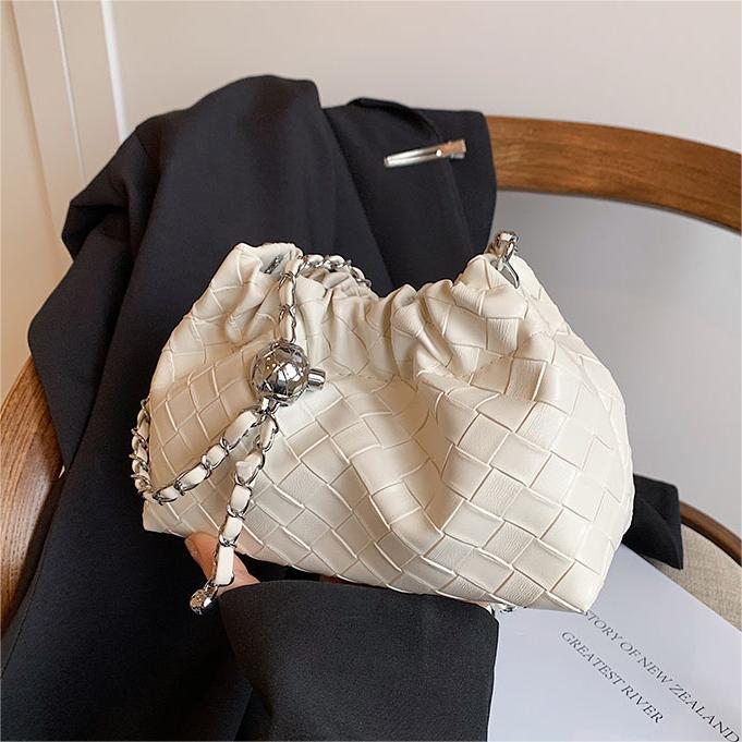 Nicho Zhong bolso de tejido casual para mujeres 2024 verano nueva moda versátil bolso de hombro bolso de cubo de cadena plegada