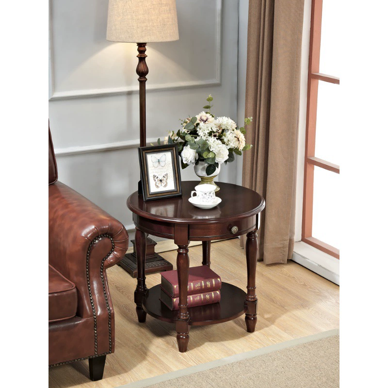 Небольшой столик на боковой стороне американской гостиной из массива дерева