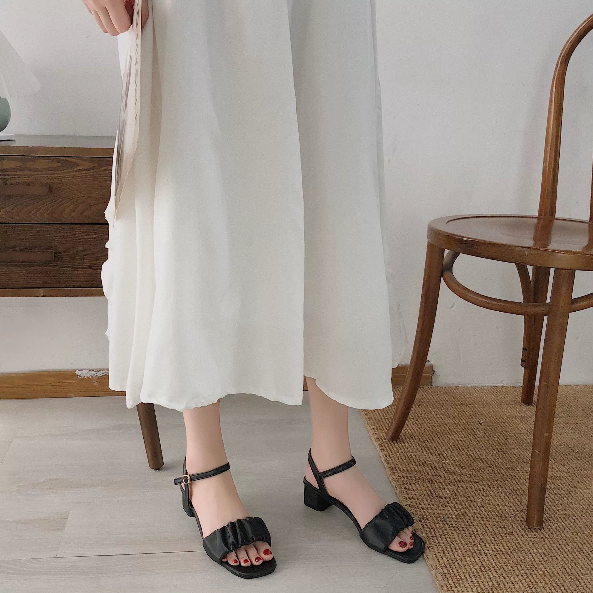 Fairy -style sandals 2022 Summer new off -toed square head wears a medium heel and temperament with a word with sandals