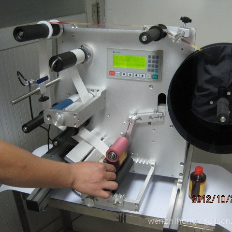 半自动圆瓶贴标机 食品药品包装贴标机械 圆瓶不干胶贴标机