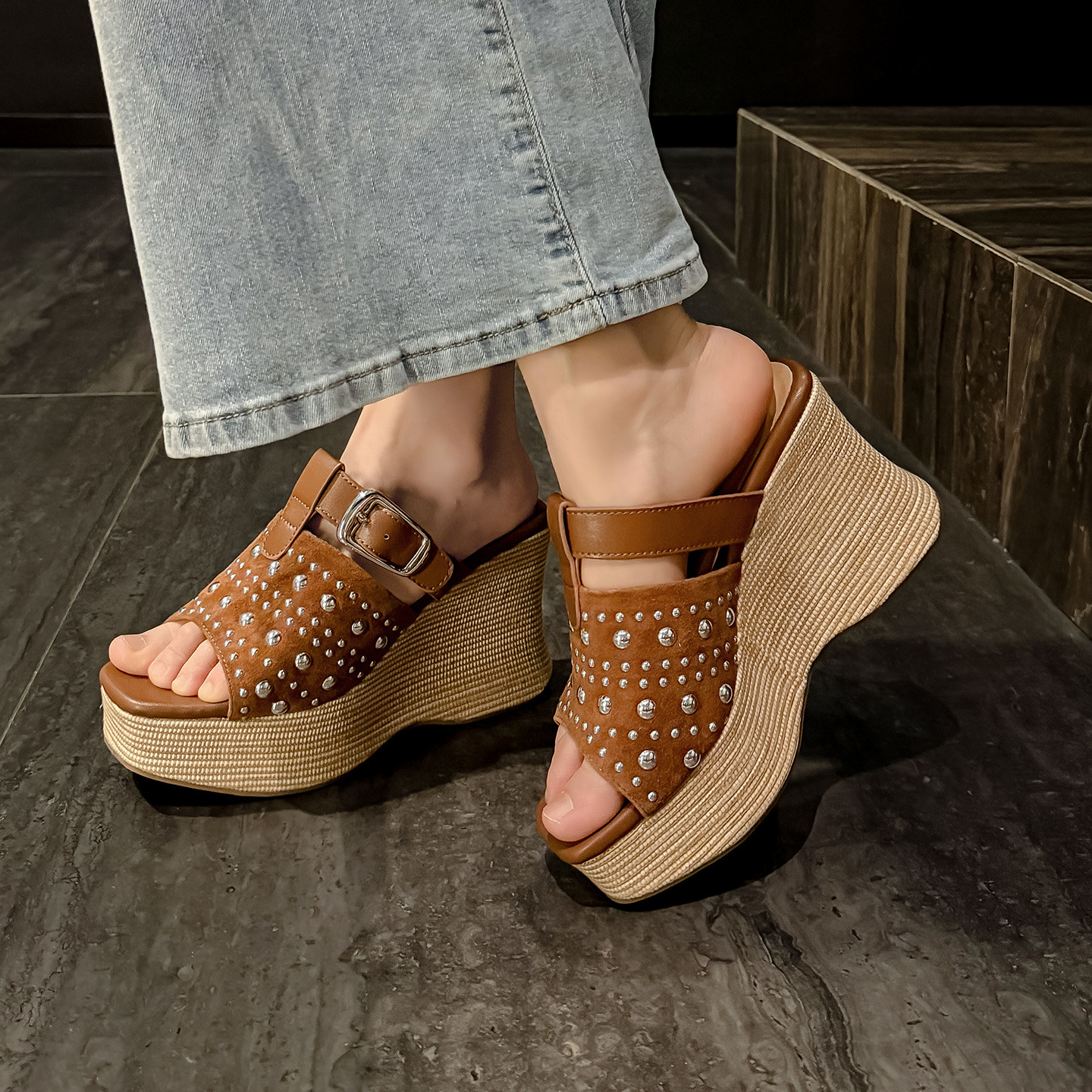 Sandal đế xuồng cao gót 9 cm da bò đinh tán quai ngang mũi hở phong cách boho — màu nâu, màu mơ