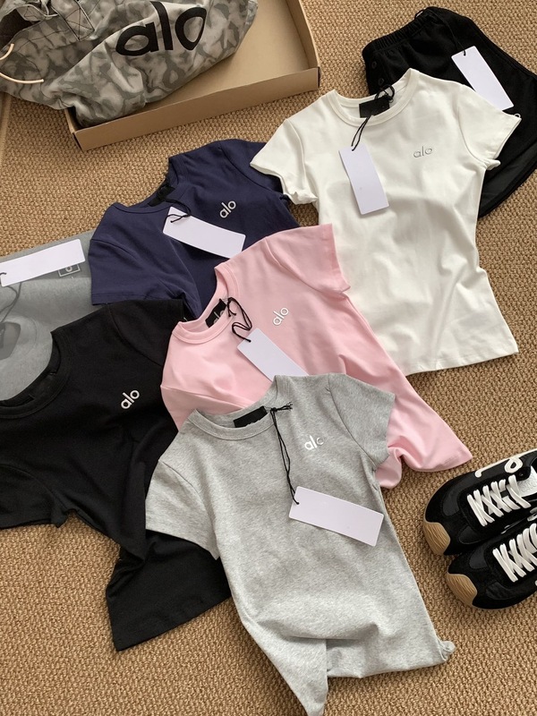 ALO純色の丸首のアルファベットのプリント半袖tシャツの女性はスリムで痩せたデザイン感があります。|undefined
