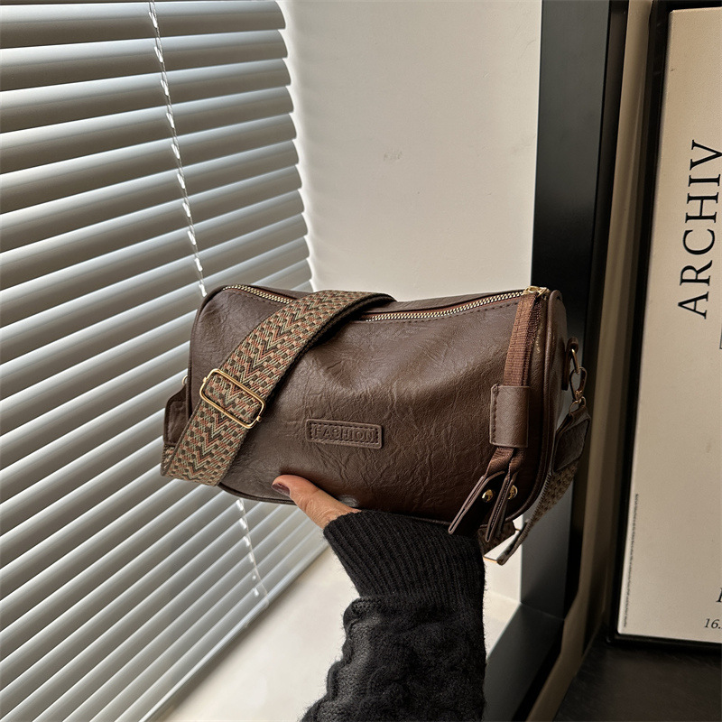 2024 nuevo estilo europeo y americano de moda retrógrada de una sola habitación bolsos de tramo oblíquo de textura alta mujer banda ancha nicho bolsos de Boston