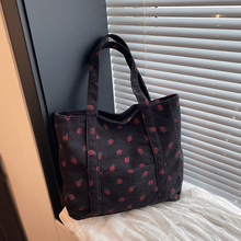 收纳袋百搭单肩包袋2025新款草莓帆布包托特包大容量印花灯芯绒