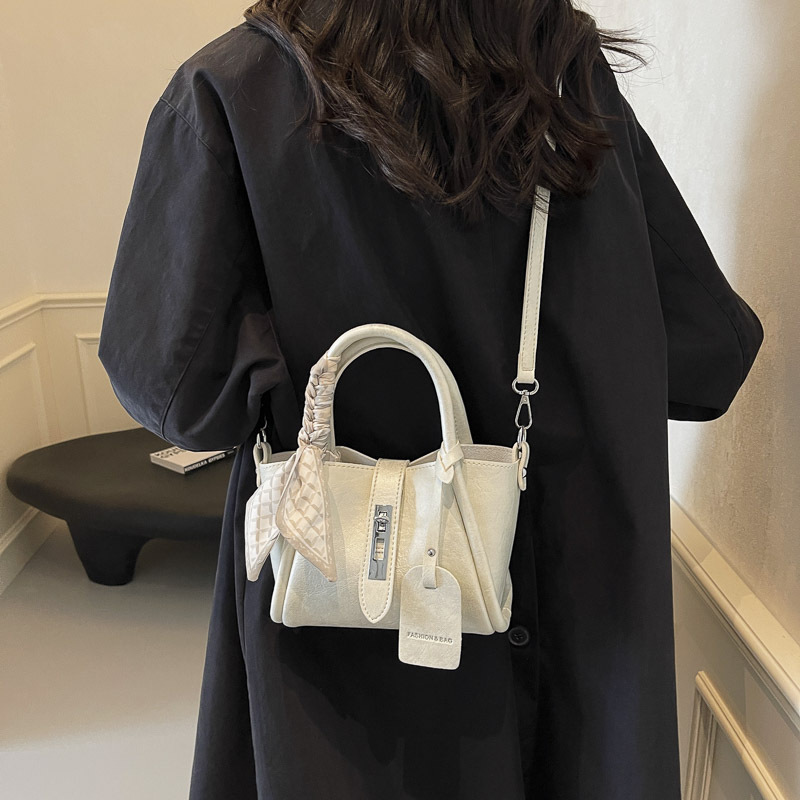 Bolso de mano universal de alta sensación para mujeres 2024 nuevo popular bolso de cubo de agua super caliente nicho de moda retro mochila