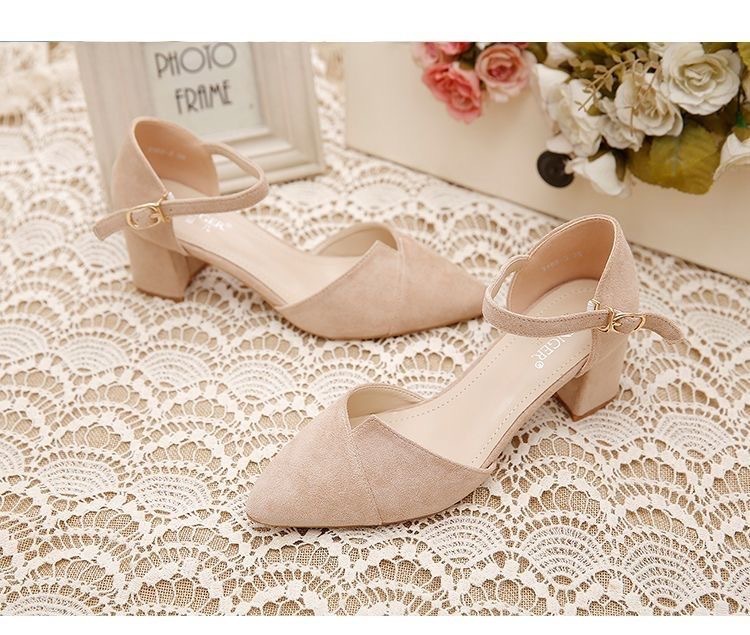 Un botón universal tacones altos para mujeres 2026 nuevas sandalias de tacones medios de hadas de estilo hueco zapatos casuales