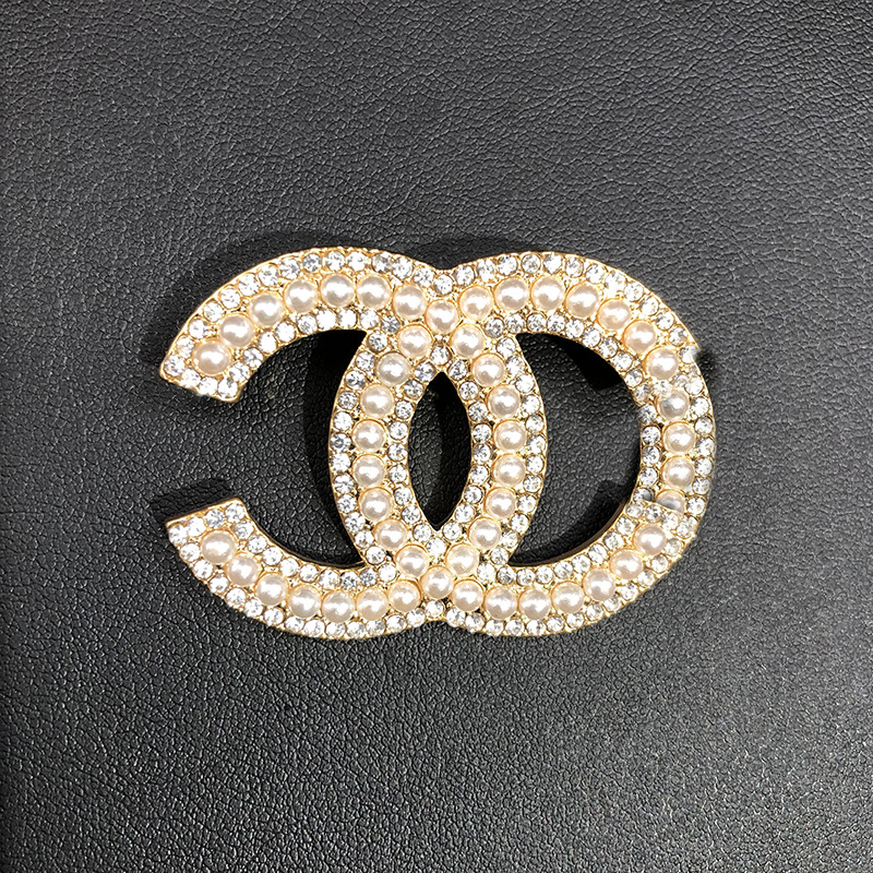 Full Diamond Multifunctional Brooch Accessory for Women, Double C Letter Brooch, Chanel-Style Rhinestone-Embellished Elegant Clothing Accessory to Prevent Exposure
