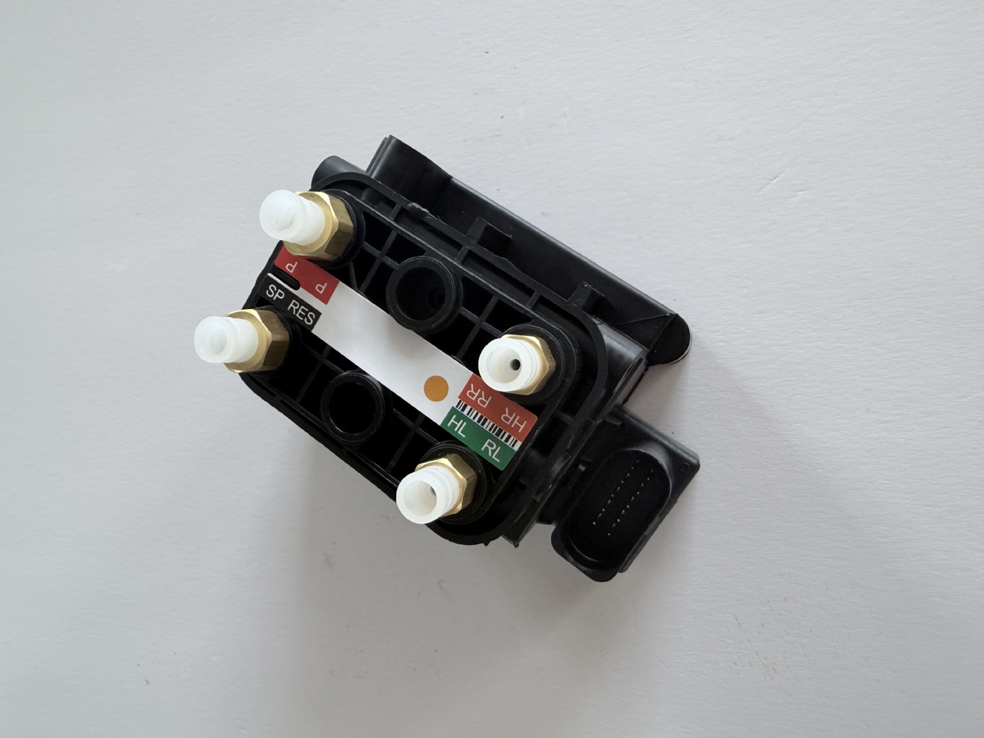 C2D26814 air pump distribution valve is suitable for the new Jaguar C2C34552 shock absorber valve, sourced from the original manufacturer