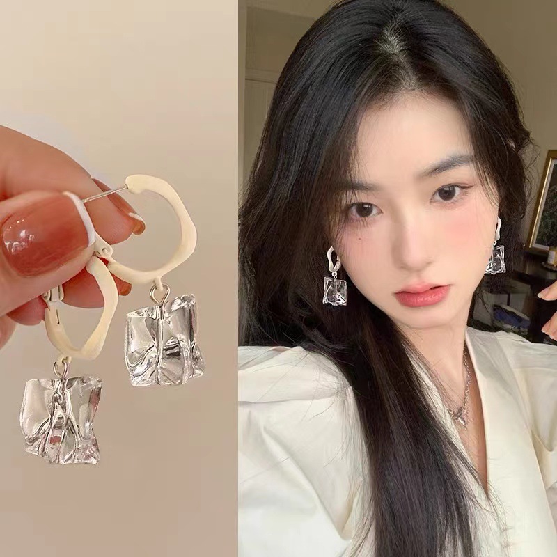 Oversized Sculptural Clear Acrylic Clip-on Earrings For Women_voghion.com