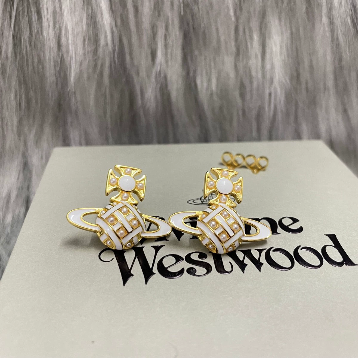 Весна и лето новые серьги Vivienne Westwood CASSIE эмалевые плоские Saturn жемчужные