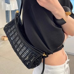 ネットセレブと同じスタイル25年i新しい女性凹型中空ファッション脇の下バッグニッチデザインポータブルレディースバッグ