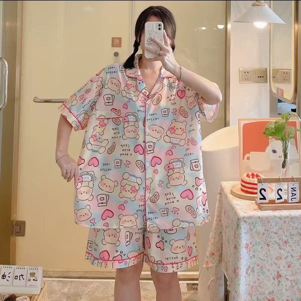 Shimoliy-sharq uslubidagi qisqa kolini pijama to'plami tayyoroti bilan