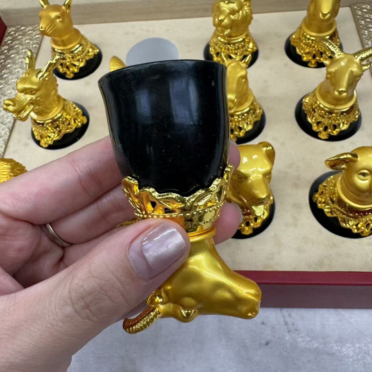 十二生肖玉酒杯 和田玉青玉十二生肖兽首酒杯鎏金底座工艺品摆件