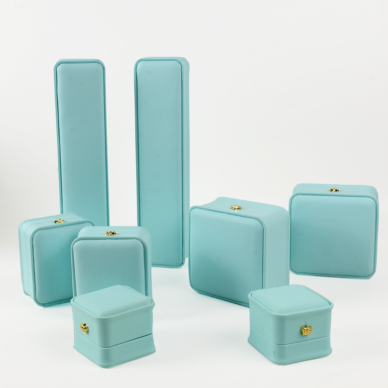 티파니 랜드; 링 박스 (흰색 배경)