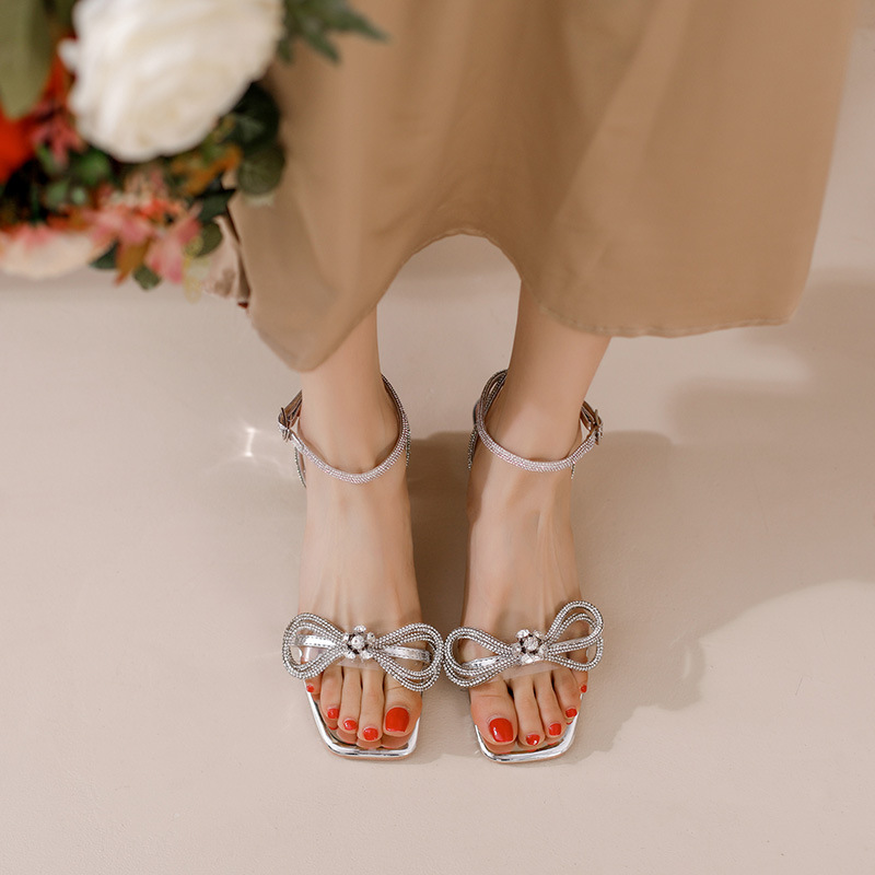 2022 verano nuevo dulce diamante arco sandalias hadas viento plateado transparente botón sandalias de tacón grueso para mujeres