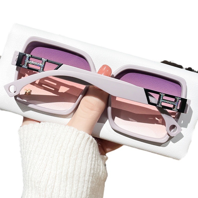 2024 Nieuwe modieuze boxzonnebril voor lichte luxe voor dames, lichte geur, populair op internet, zonnebril in dezelfde stijl_voghion.com