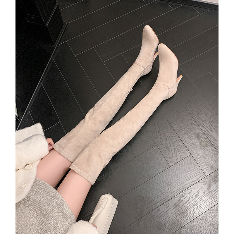 Lớp lót nhung tiêu chuẩn màu mơ trên đầu gối