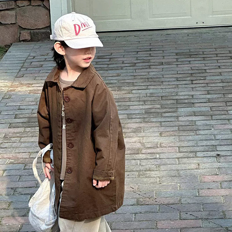 暮玥2025春款新品宝宝外套酷帅炸街户外焦糖色休闲韩版翻领风衣