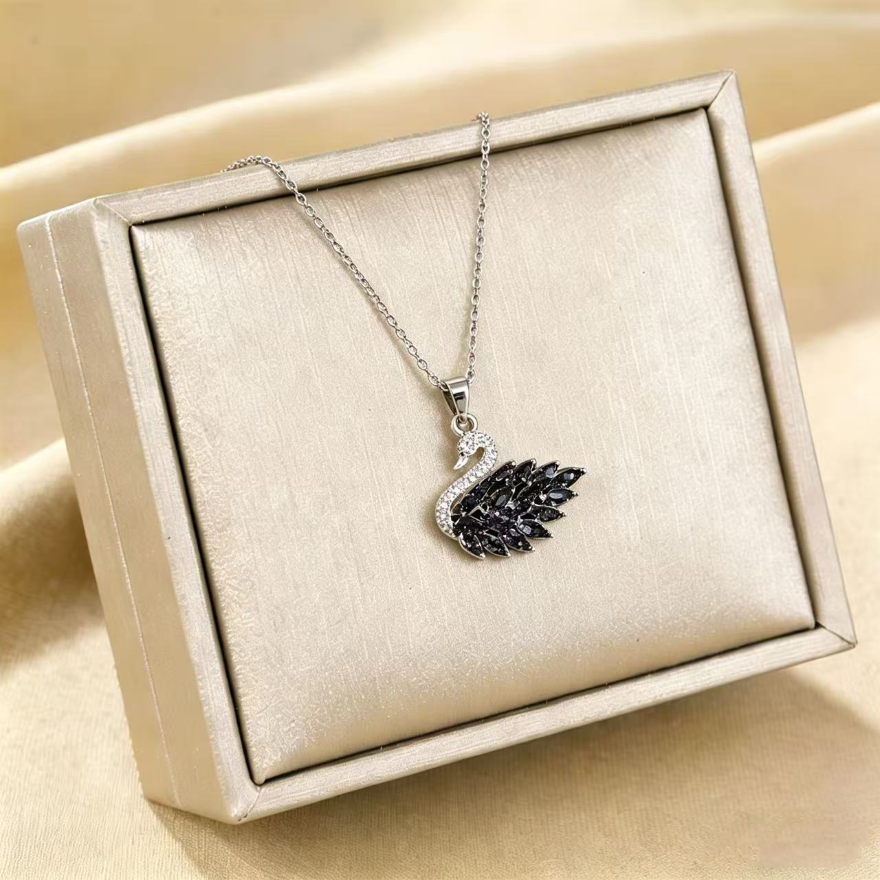 Collar de acero de titanio para mujeres simple y versátil estilo ligero de lujo nicho diseño de alta calidad no decoloración joyería de cadena de clavícula al por mayor