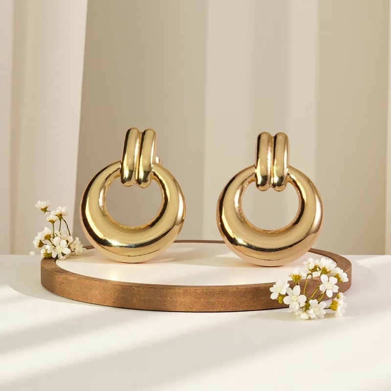 ヨーロッパとアメリカのニッチな気質ライト高級レトロプリーツイヤリング女性用 18K ゴールドストライプ三角形イヤリング|undefined