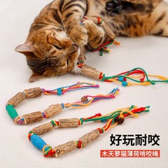 猫の木の天のタデの虫の実は縄をかじって自分でつまらなくて、神器は猫のミントの歯磨きの棒をかむことに耐えます。