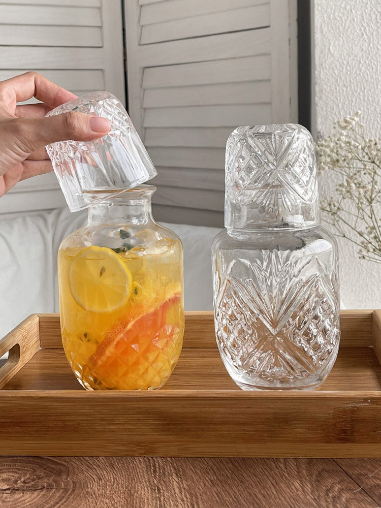 Una taza de agua potable doméstica, una persona beber té de frutas de vidrio, bebida fría, taza de leche con tapa, popularidad en línea japonesa