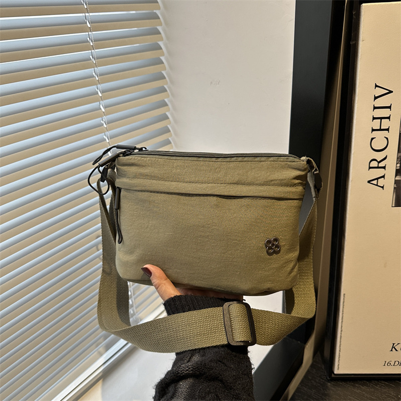 Bolso pequeño para mujeres 2024 invierno nueva moda moda ligera ocio mochila de hombro de transporte de aire extranjero bolso pequeño