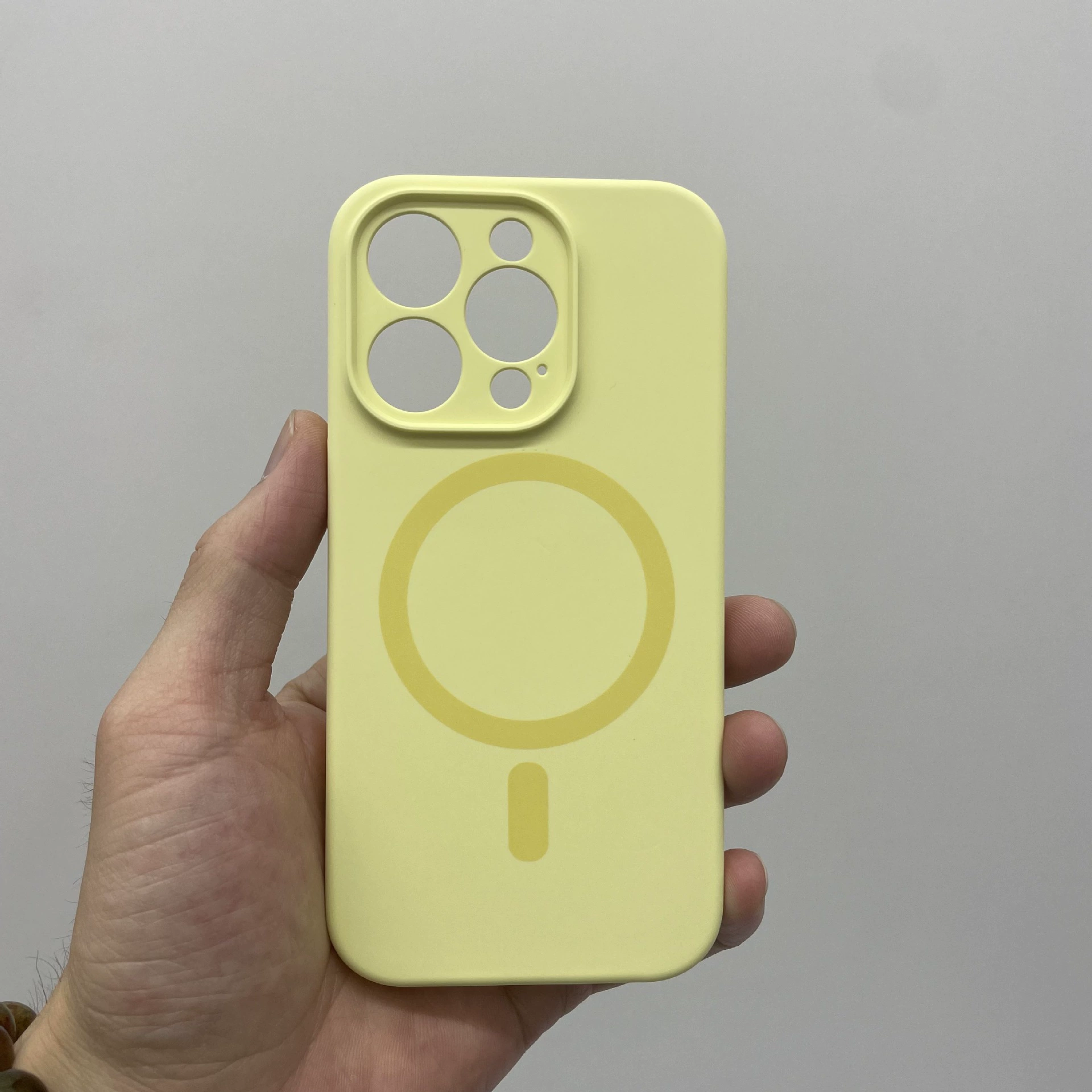 Силиконовый чехол (Apple) iPhone 16 — магнитное кольцо для объектива, противоударная защита