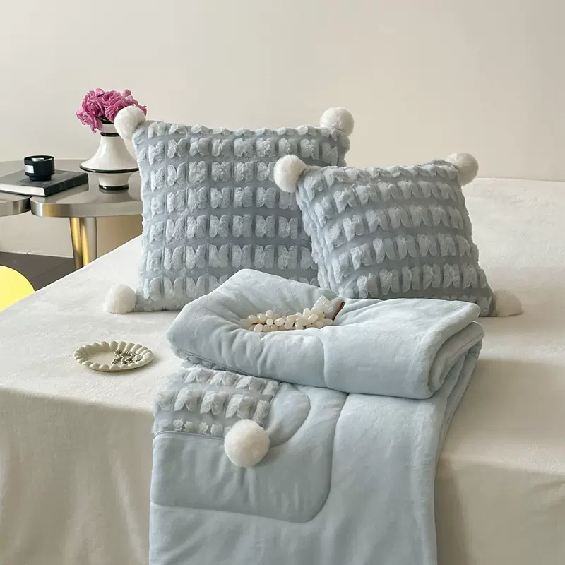 冬季牛奶绒抱枕被子两用办公室午睡毯子枕头被车载靠枕二合一礼品