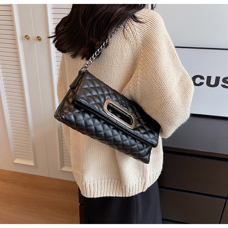 Kleine luxuriöse Klapp-Ohrtasche für Damen 2024 neue Mode-Umhängetasche hochwertige Unterarmtasche mit Diamantkette_voghion.com