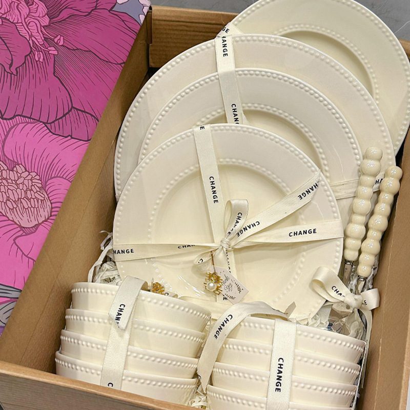 Milk White Simple French-Style Bowl and Plate Set with a High-End Feel, Light Luxury, High Aesthetic Appeal, Underglaze Color Ceramic Bowls and Plates, Suitable for Gifting Milk White Simple French-Style Bowl and Plate Set with a High-End Feel, Light Luxury, High Aesthetic Appeal, Underglaze Color Ceramic Bowls and Plates, Suitable for Gifting