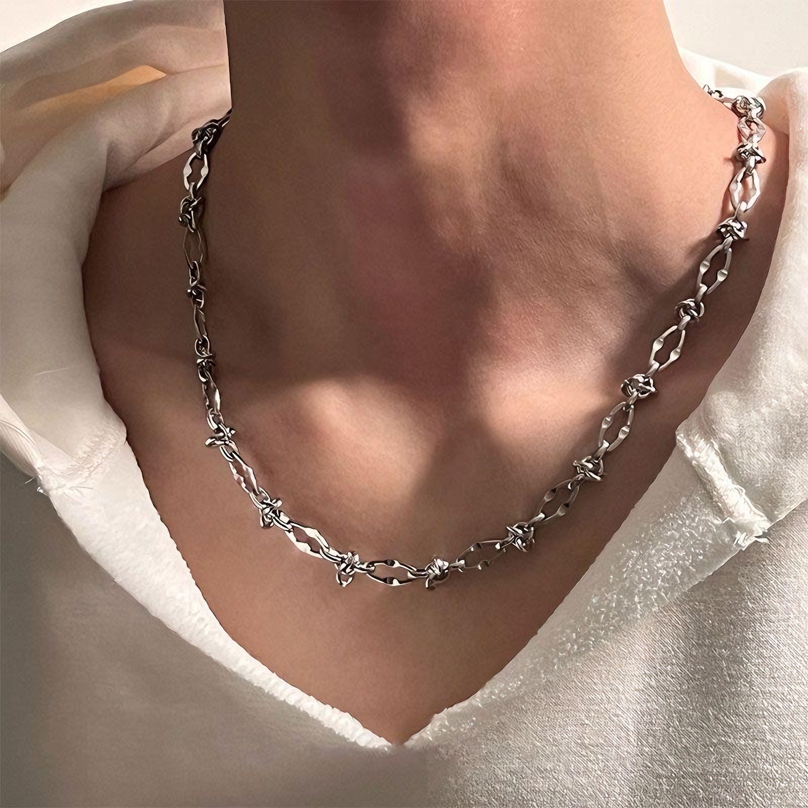 アメリカンシンプルストリートチタン鋼結び目とげネックレスヒップホップトレンド男性と女性のメタルネックレス鎖骨チェーン色あせしない