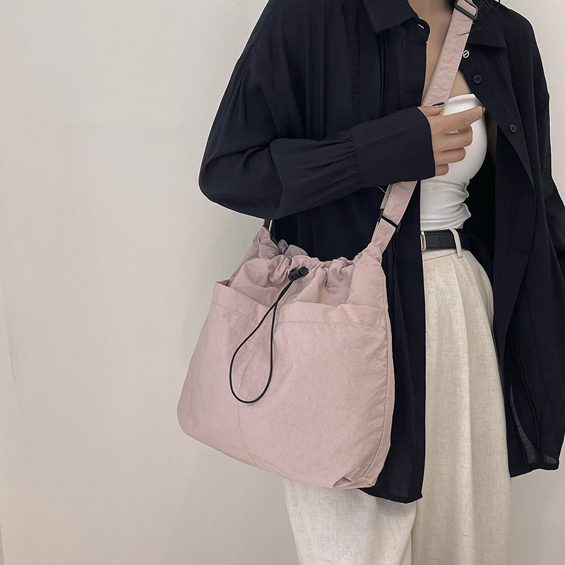A stylish single-shoulder crossbody bag for 2024, a large-capacity casual commuting bag for classes, and a beautiful and fashionable underarm bag for women undefined