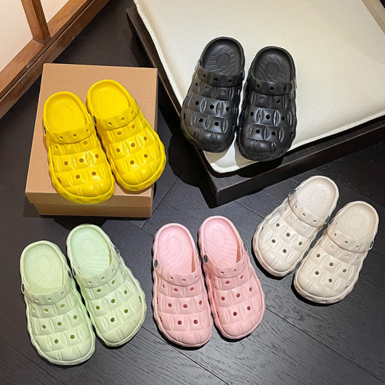 Women's hole shoes summer outdoor wear 2023 new cute girl's heart flat non-slip nurse soft bottom closed toe sandals