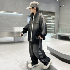 春の大人の男の子のスーツの新型子供服の男の子の2つのセットの個性的なカジュアルなスポーツ服のファッションはクールに代行します。