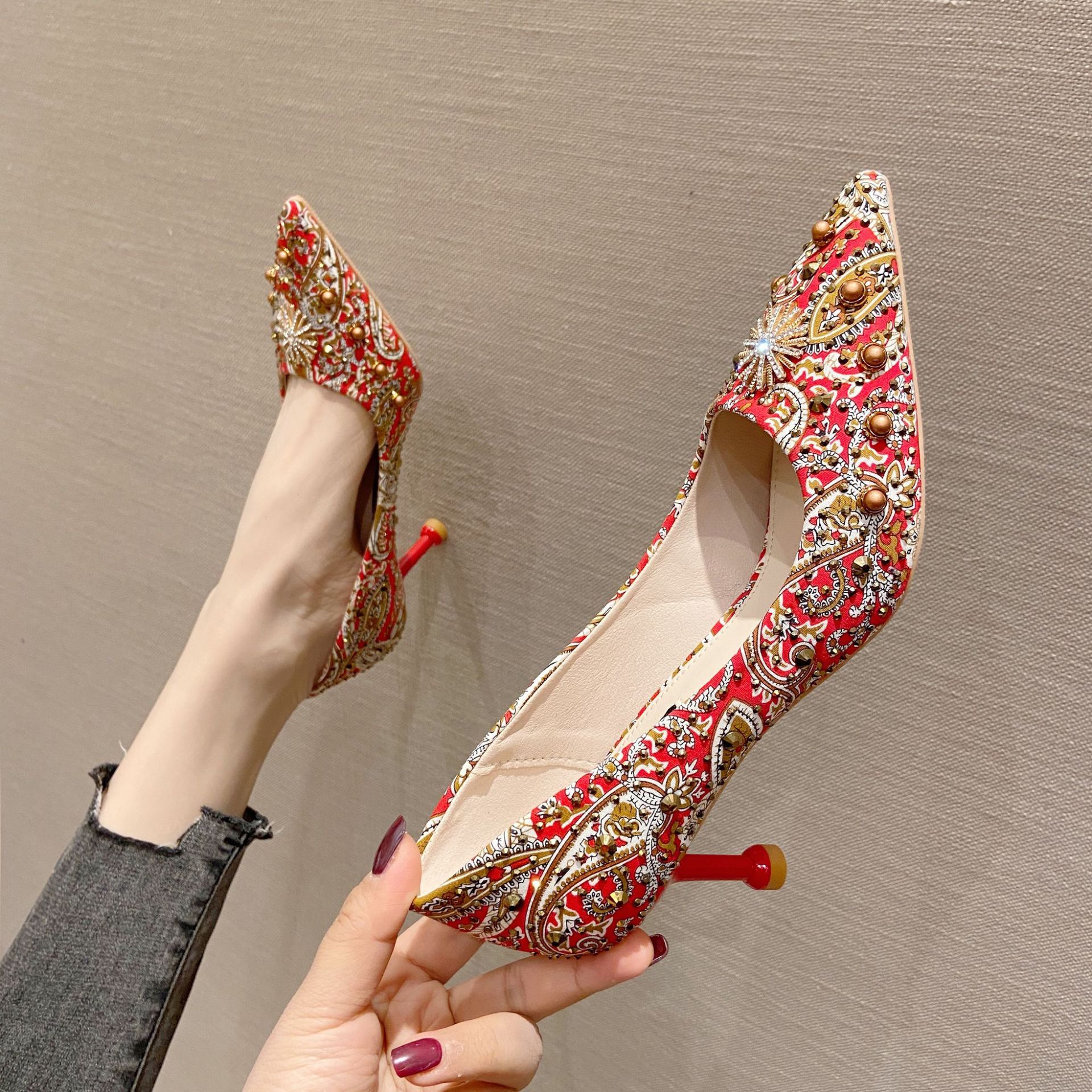 Zapatos de boda zapatos de punta puntiaguda para mujer 2022 nuevos tacones de aguja chinos tacones altos diamantes de imitación Xiuhe zapatos de novia remaches 19