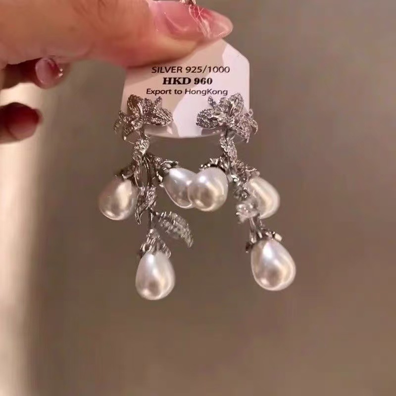 Pendientes largos con perla flor y hoja dorada estilo francés_voghion.com
