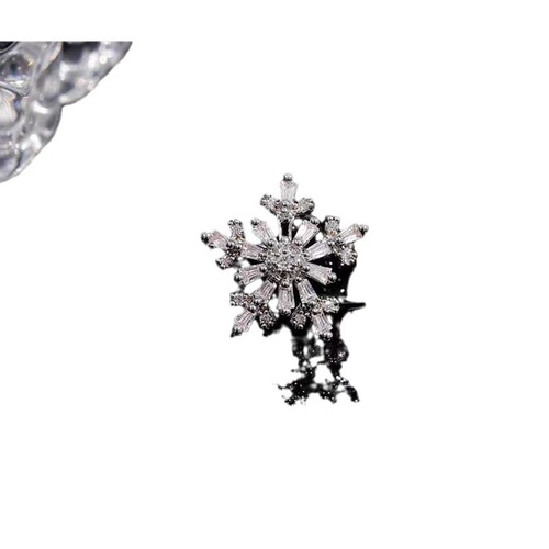 Autumn and Winter First Snow ~ Christmas Atmosphere Snowflake Sapphires Ear Cuff with Cold-Elegant Style Lightweight Ear Cuffs for No-Hole Ears