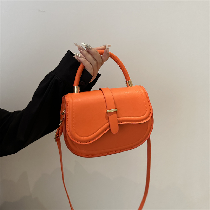 Bolsa de silla de colores caramelo 2024 primavera nueva moda de color sólido bolso de hombro inclinado