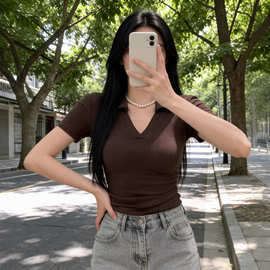 辣妹修身V领短袖T恤女夏季设计感翻领短款露脐显瘦黑色打底上衣潮