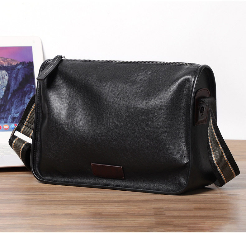 Túi đeo chéo nam da bò kiểu retro 29×11×17 cm — Màu đen da thực vật, Da cầm tay màu đen chi tiết 21
