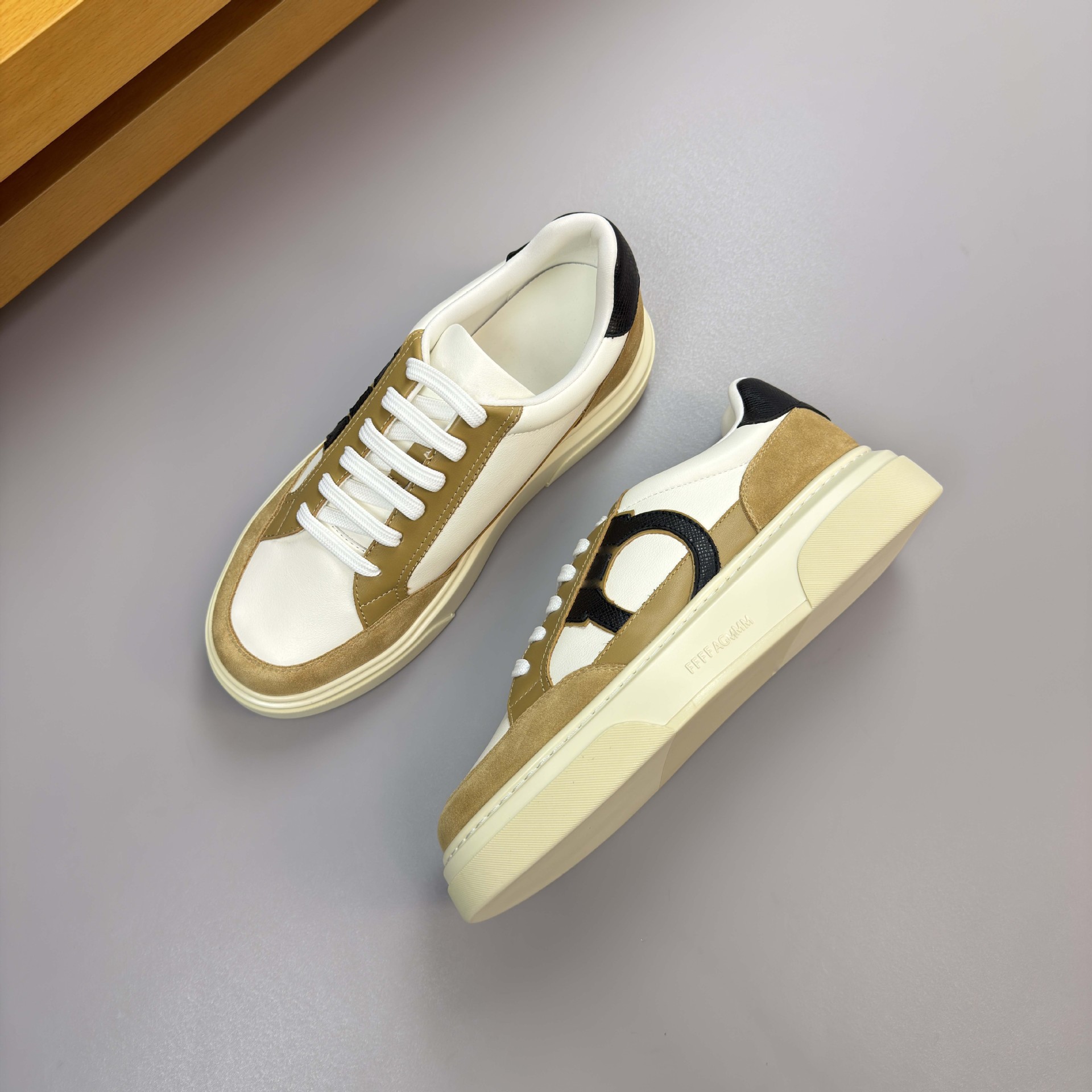 Estación europea clásica de cuero de vaca de hombre color deportivo pequeño zapato blanco cordón casual zapato de skate plano de altura baja moda versátil